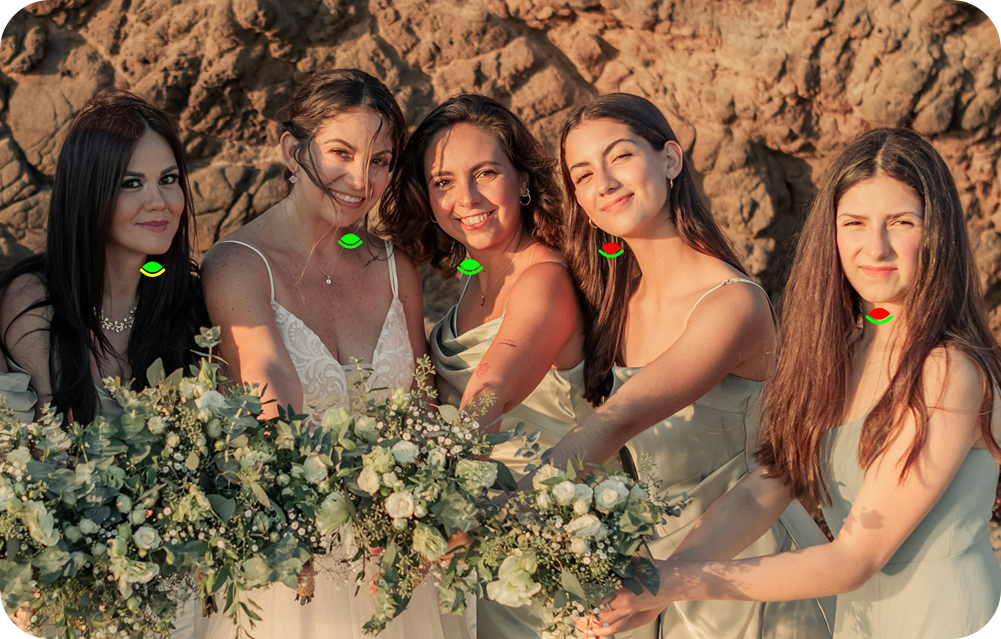 A IA do PhotoPicker detecta rostos e marca os olhos fechados em uma foto de grupo de casamento